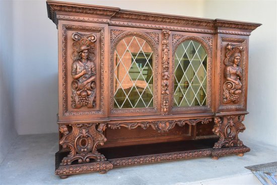 Grande Vitrine De Style Renaissance Aux Personnages En Chêne