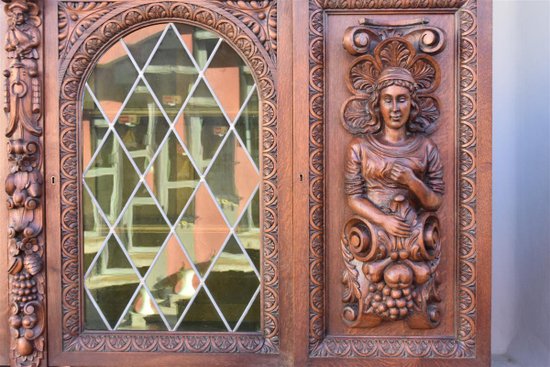 Grande Vitrine De Style Renaissance Aux Personnages En Chêne