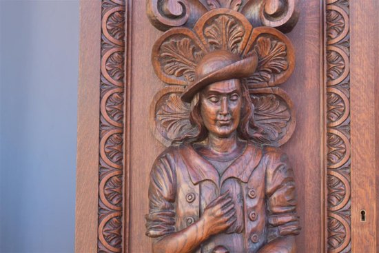 Grande Vitrine De Style Renaissance Aux Personnages En Chêne