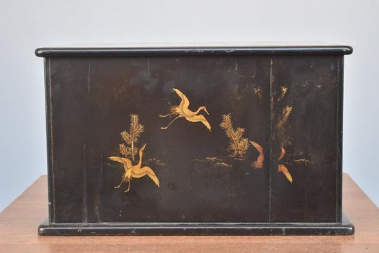 Scatola per gioielli giapponese laccata con decorazione di uccelli XIX secolo