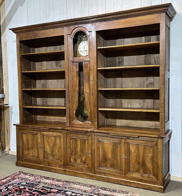 Libreria in noce e rovere dei primi del Novecento con orologio centrale
