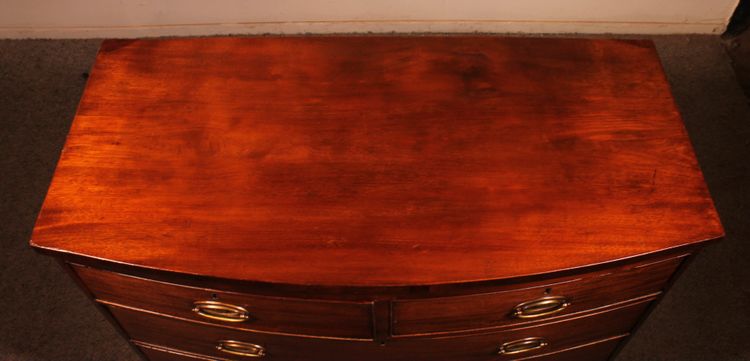 Cassettone in mogano dell'inizio del XIX secolo