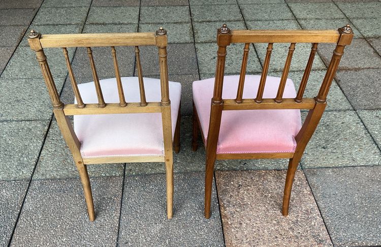 Deux chaises un peu basses de style Louis XVI.