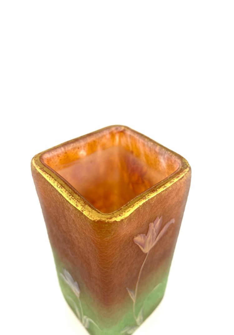 Vaso Daum quadrangolare con decorazione a tulipano smaltato, circa 1910