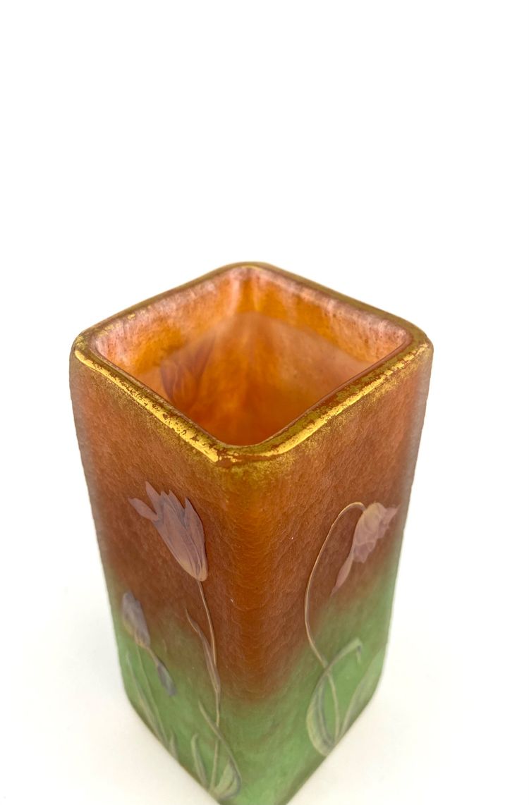 Vaso Daum quadrangolare con decorazione a tulipano smaltato, circa 1910