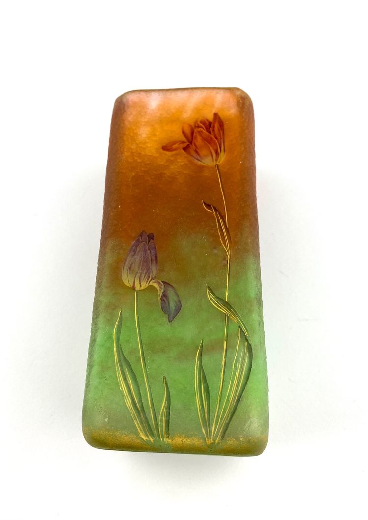 Vaso Daum quadrangolare con decorazione a tulipano smaltato, circa 1910
