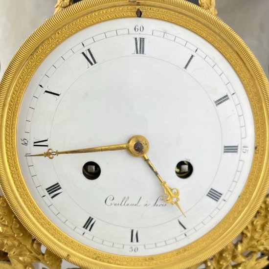 Pendule portique en marbre blanc, marbre noir et bronze doré époque Louis XVI 