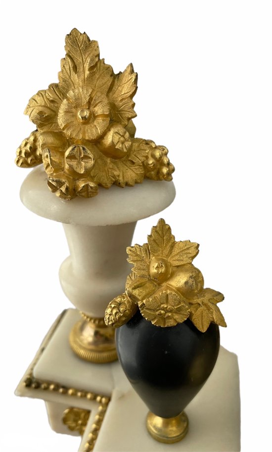 Pendule portique en marbre blanc, marbre noir et bronze doré époque Louis XVI 
