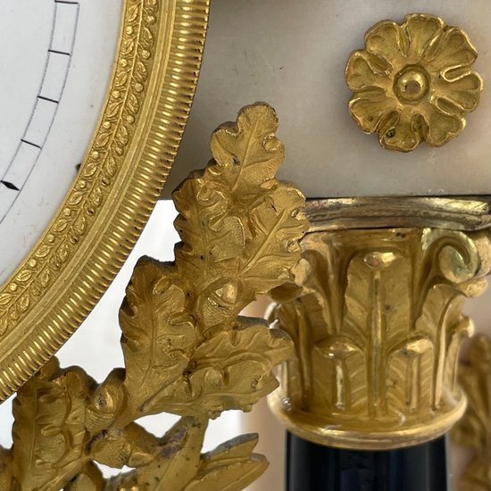 Pendule portique en marbre blanc, marbre noir et bronze doré époque Louis XVI 