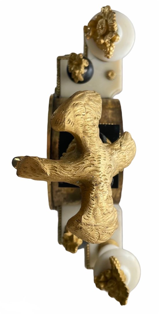 Pendule portique en marbre blanc, marbre noir et bronze doré époque Louis XVI 