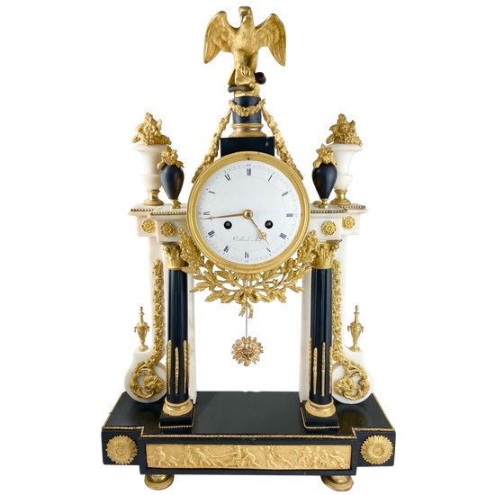 Pendule portique en marbre blanc, marbre noir et bronze doré époque Louis XVI 