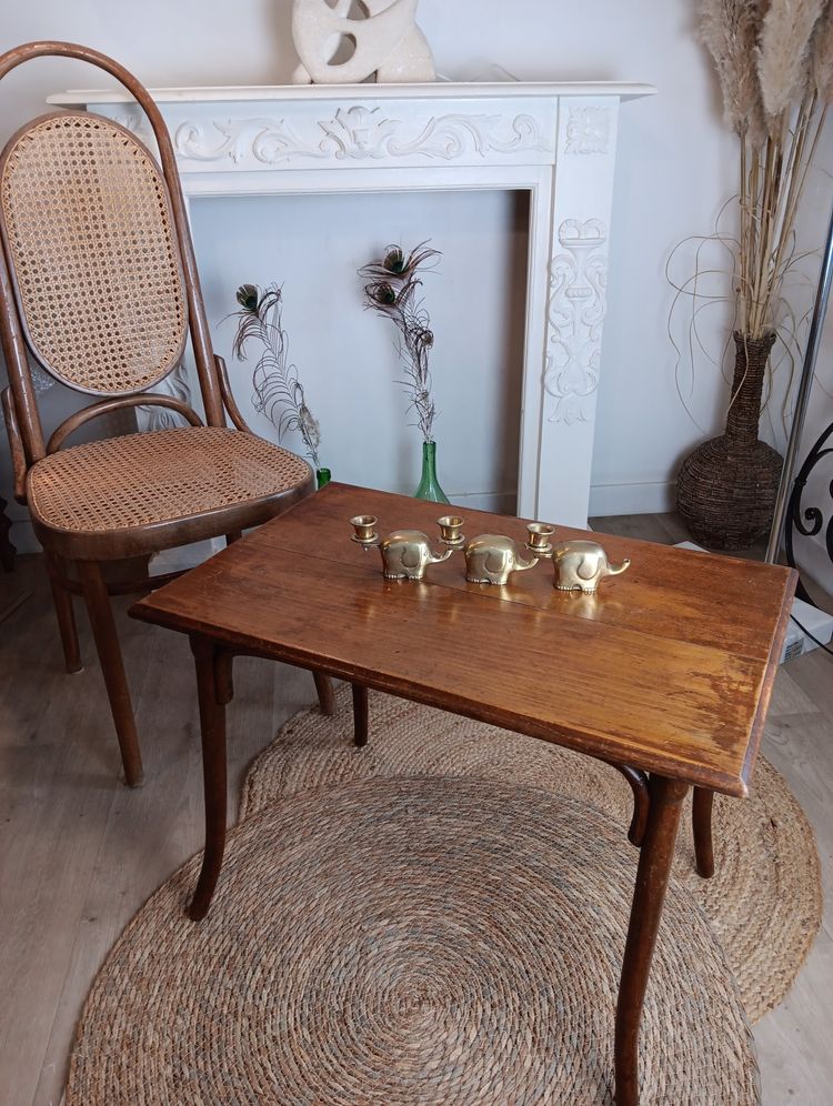 Petite table pieds courbé dans le goût de Mikaël Thonet
