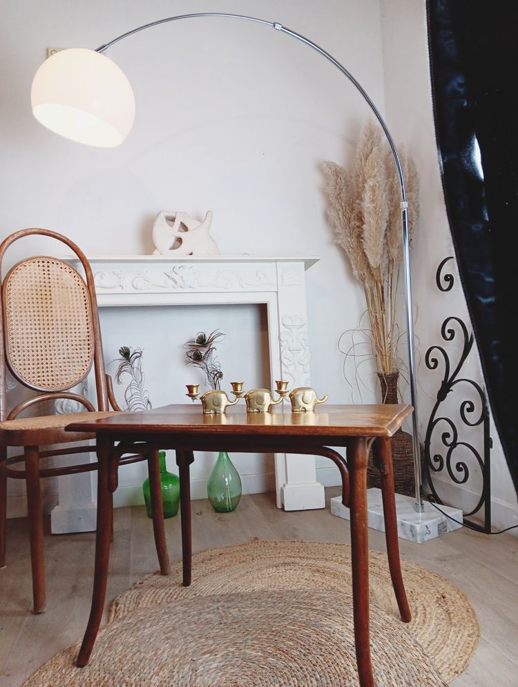 Petite table pieds courbé dans le goût de Mikaël Thonet
