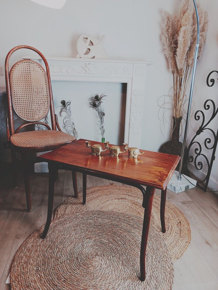 Petite table pieds courbé dans le goût de Mikaël Thonet