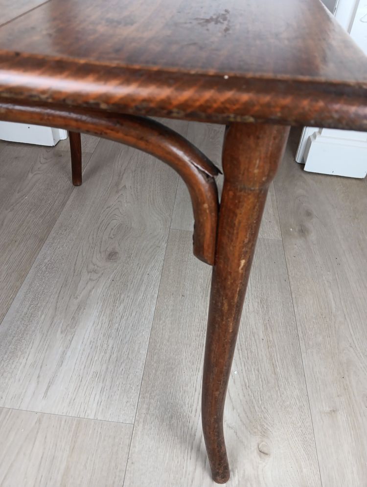 Petite table pieds courbé dans le goût de Mikaël Thonet