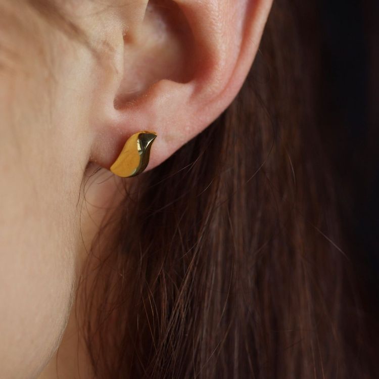 Puces d'oreilles or jaune virgule bombée