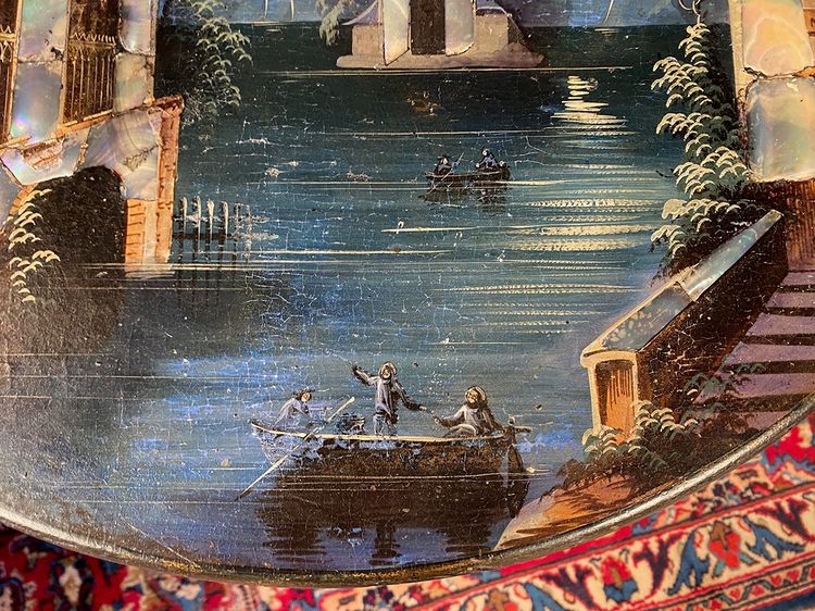 Tavolo a dondolo di Napoleone III decorato con un paesaggio dipinto e intarsiato in madreperla