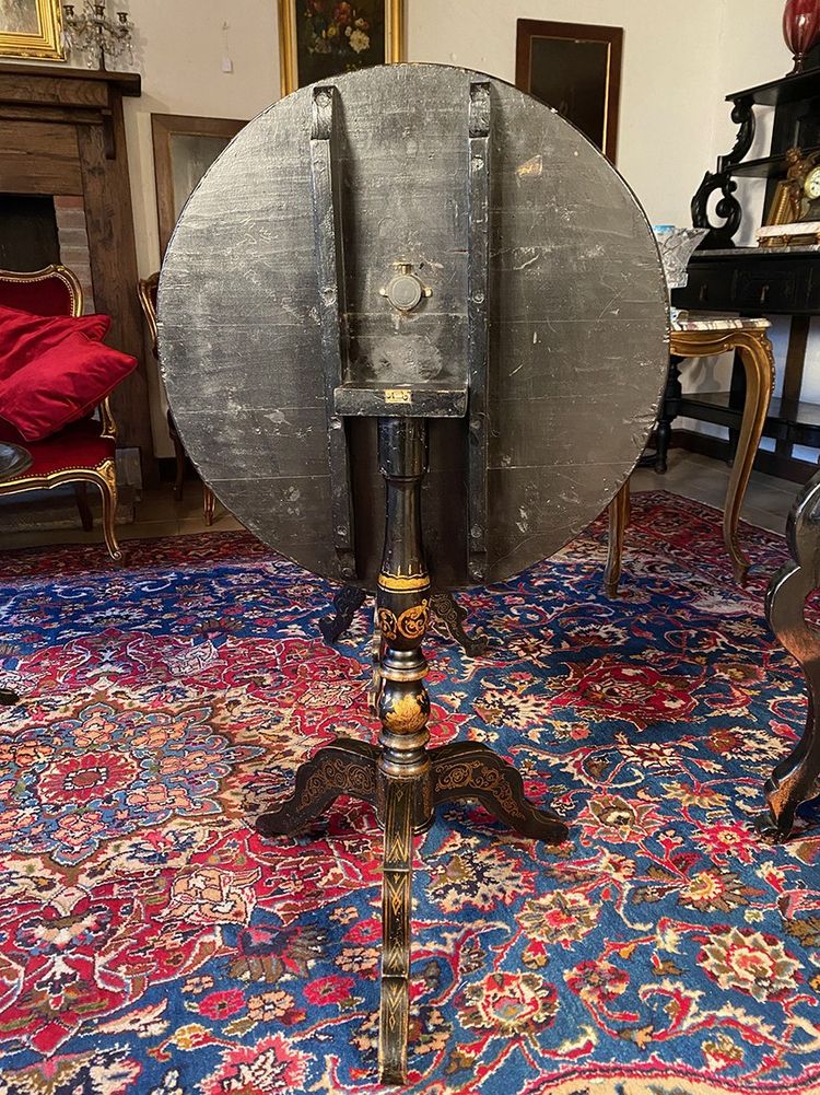 Tavolo a dondolo di Napoleone III decorato con un paesaggio dipinto e intarsiato in madreperla