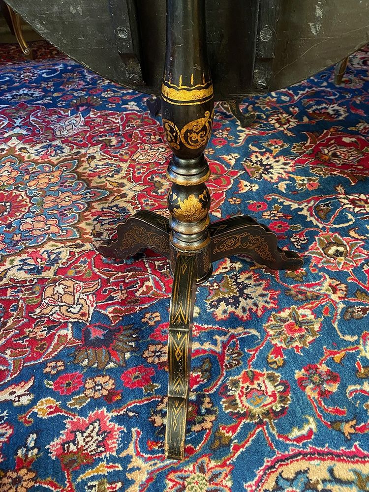 Tavolo a dondolo di Napoleone III decorato con un paesaggio dipinto e intarsiato in madreperla