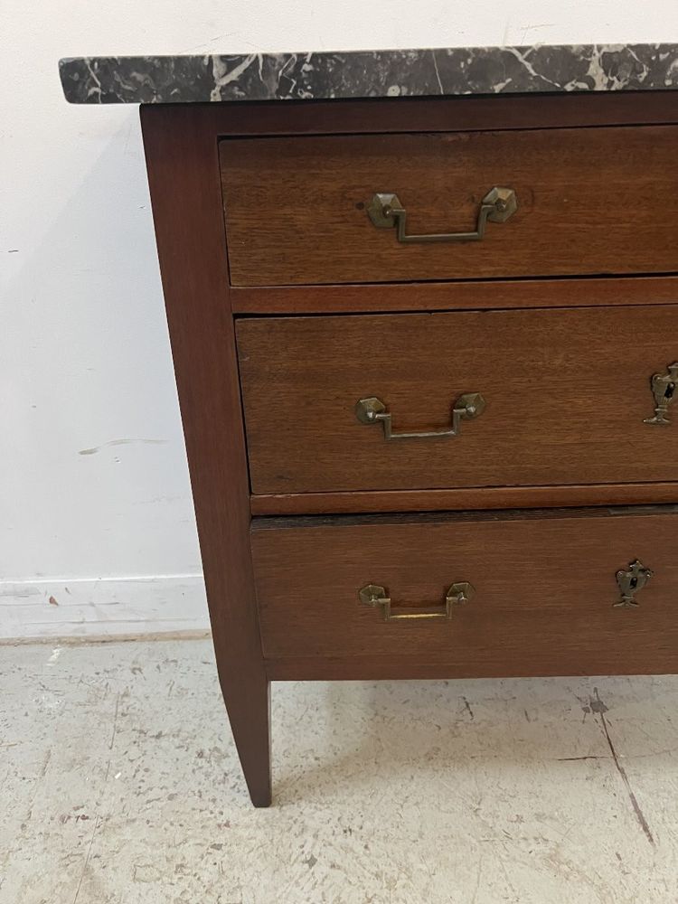 Commode de style Louis XVI en chene massif XIX siècle 