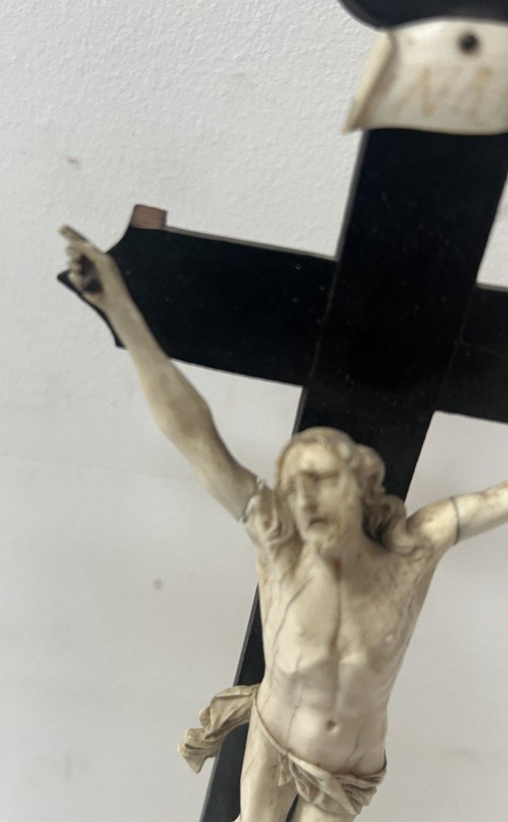 Crocifisso in legno nero Oggetto devozionale. XIX secolo.