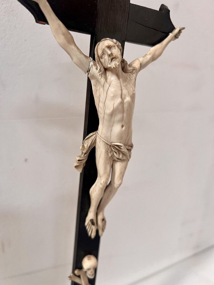 Crocifisso in legno nero Oggetto devozionale. XIX secolo.