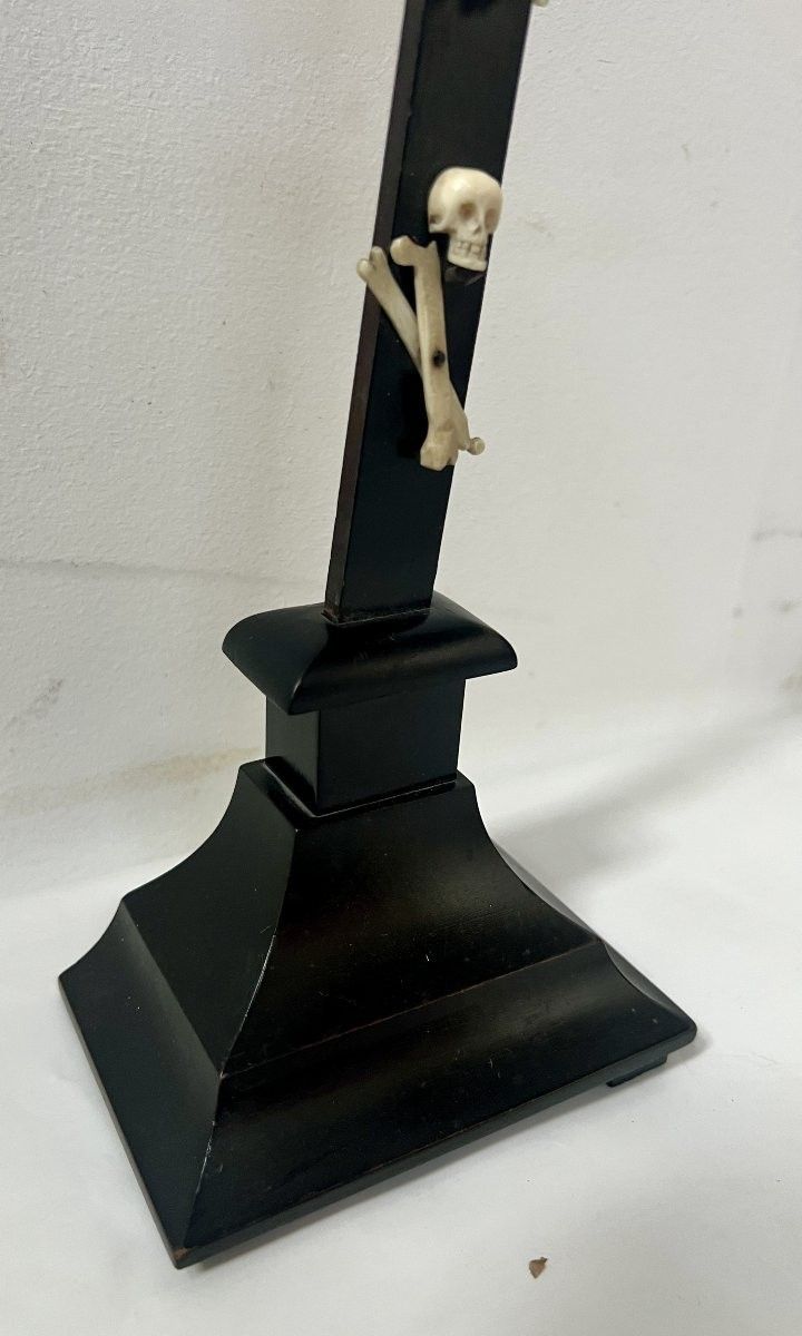 Crocifisso in legno nero Oggetto devozionale. XIX secolo.