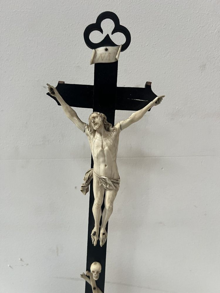 Crocifisso in legno nero Oggetto devozionale. XIX secolo.