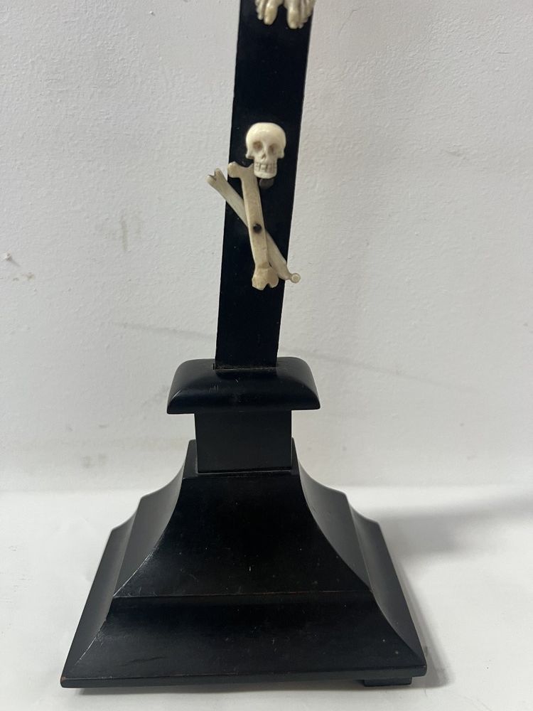 Crocifisso in legno nero Oggetto devozionale. XIX secolo.