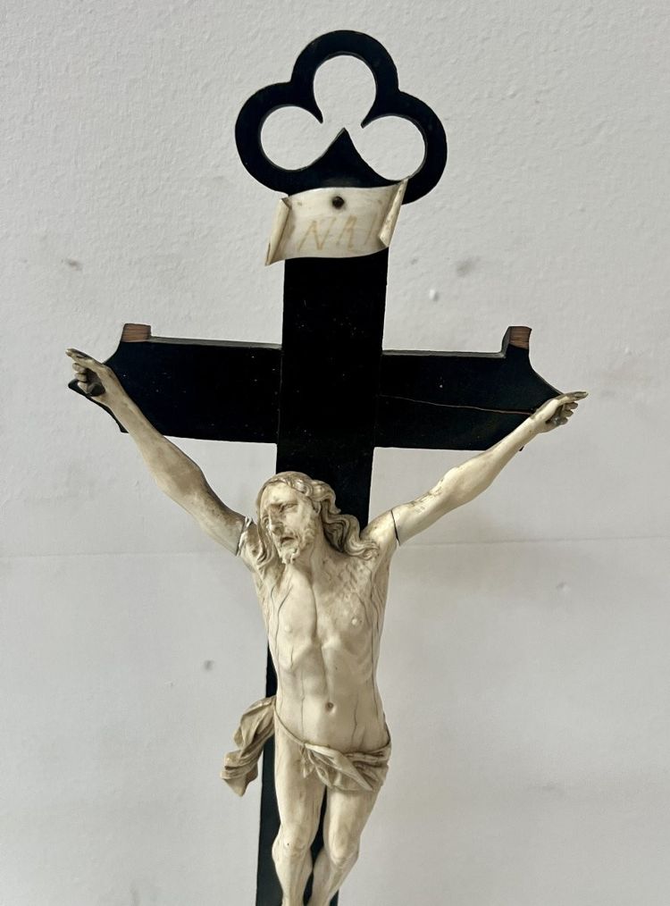 Crocifisso in legno nero Oggetto devozionale. XIX secolo.