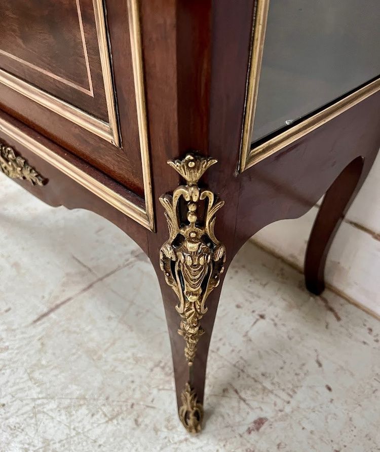 Vitrine de style Louis XV en acajou et bronze XIX siècle 