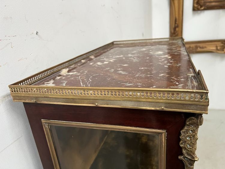 Vitrine de style Louis XV en acajou et bronze XIX siècle 