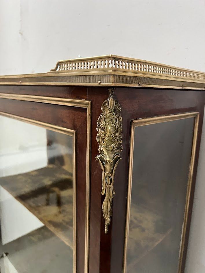 Vitrine de style Louis XV en acajou et bronze XIX siècle 