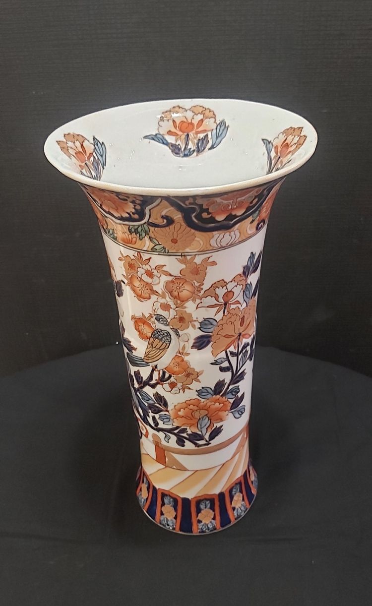 Grand vase cylindre évasé décor Imari fin XIXème. 