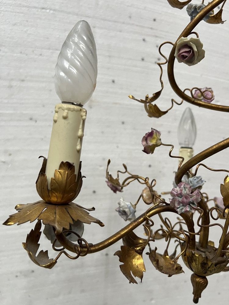 Lustre de style Louis XVI en métal doré et fleurs de porcelaine XX siècle