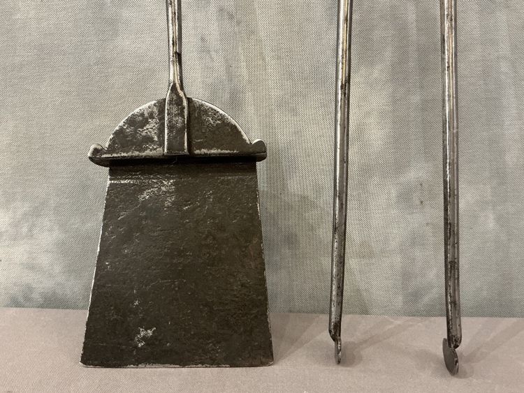 Bellissimo set composto da pala e pinze in ferro battuto risalenti al XVIII secolo.