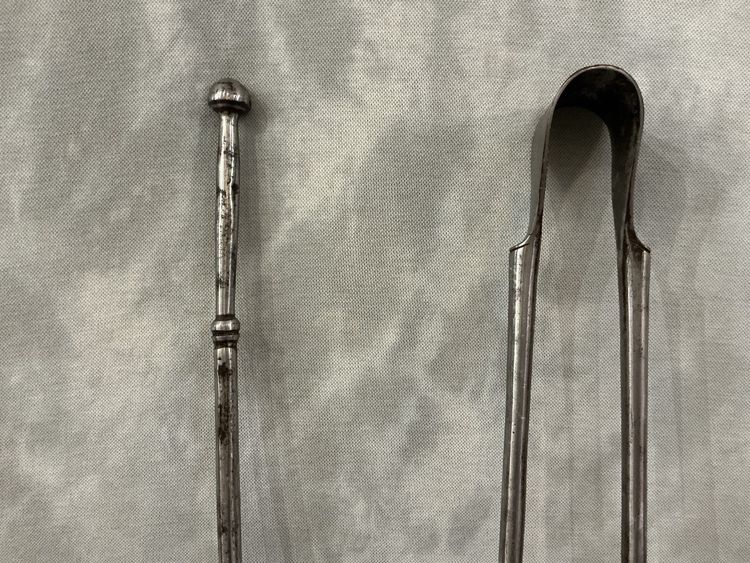 Bellissimo set composto da pala e pinze in ferro battuto risalenti al XVIII secolo.