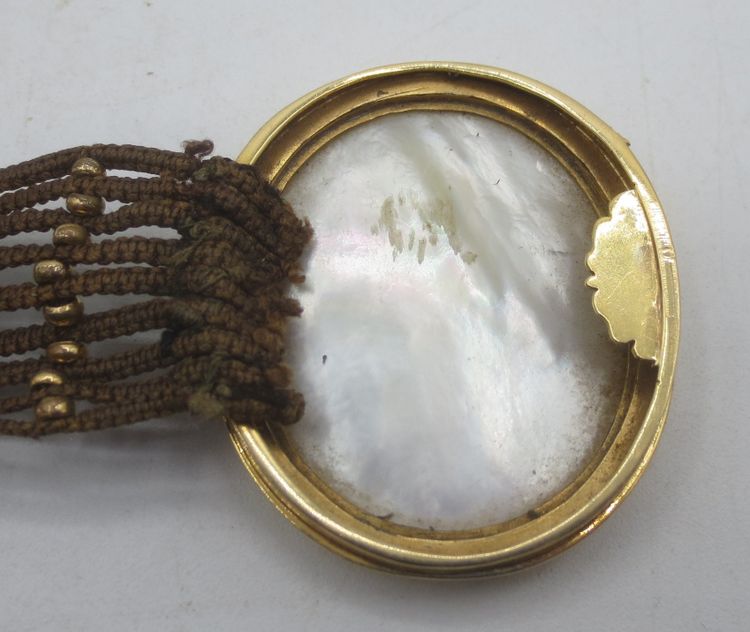 Bracciale e capelli in oro, XVIII secolo.