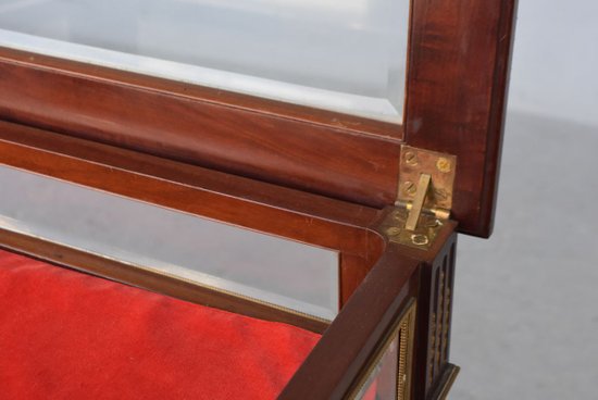             Vitrine De Présentation  En  Acajou Louis XVI époque XIXème            