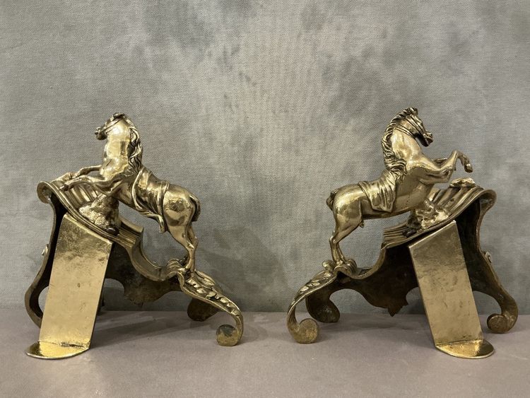 Deliziosi alari antichi in bronzo raffiguranti cavalli del XIX secolo