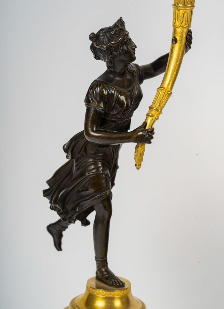 Paar bronzene Kandelaber, verziert mit antiken Figuren, Empire-Zeit, ca. 1805-1810