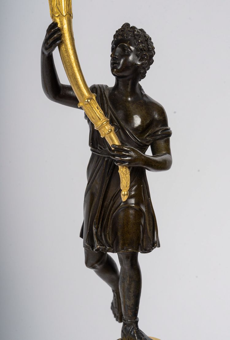 Paar bronzene Kandelaber, verziert mit antiken Figuren, Empire-Zeit, ca. 1805-1810