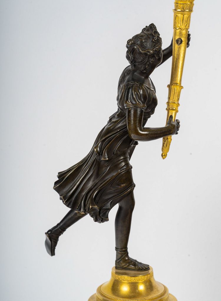 Paar bronzene Kandelaber, verziert mit antiken Figuren, Empire-Zeit, ca. 1805-1810
