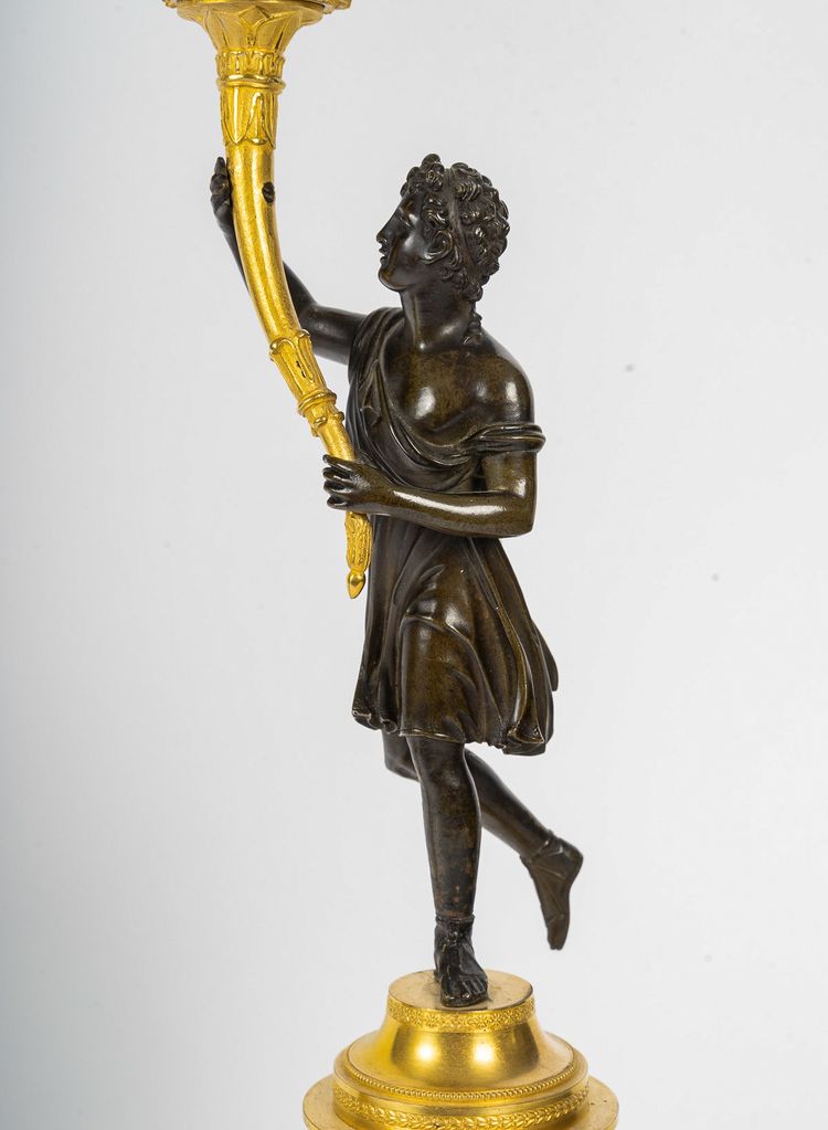 Paar bronzene Kandelaber, verziert mit antiken Figuren, Empire-Zeit, ca. 1805-1810