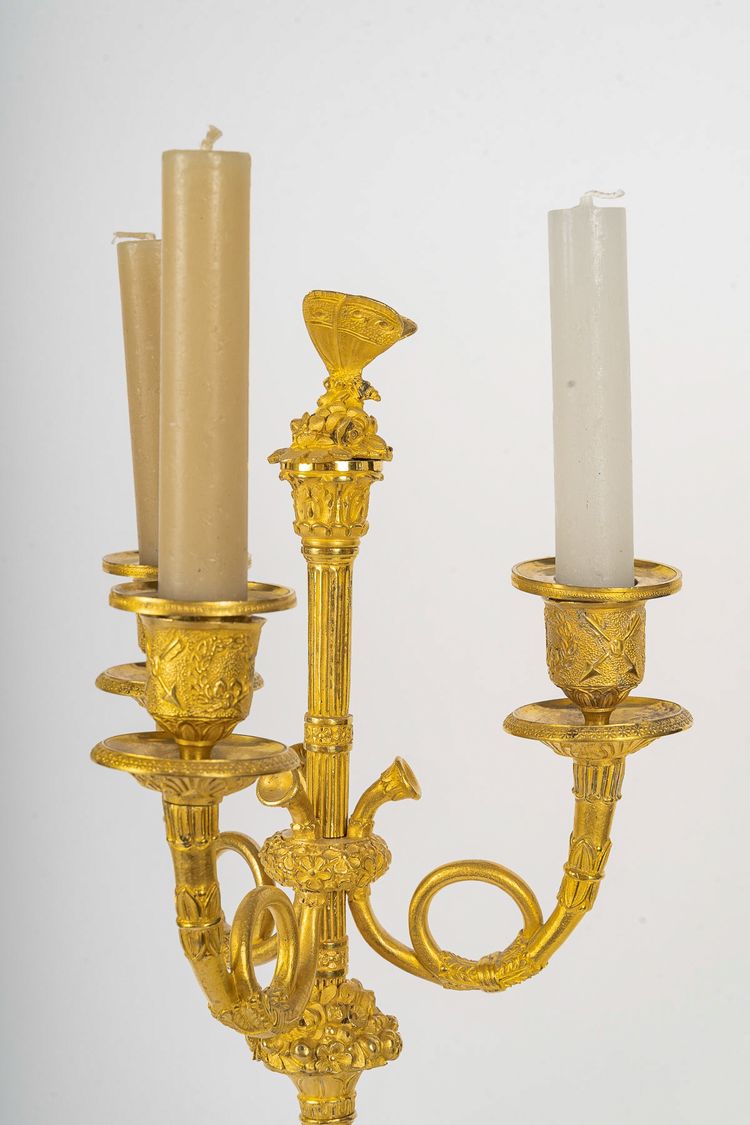 Paar bronzene Kandelaber, verziert mit antiken Figuren, Empire-Zeit, ca. 1805-1810