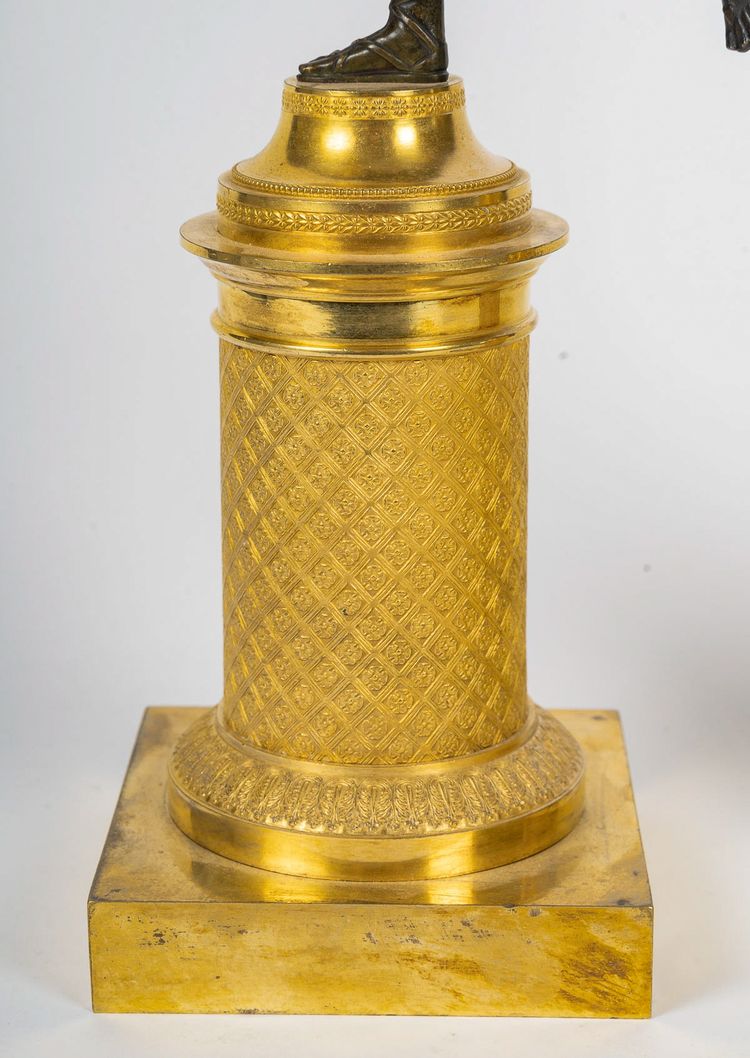 Paar bronzene Kandelaber, verziert mit antiken Figuren, Empire-Zeit, ca. 1805-1810