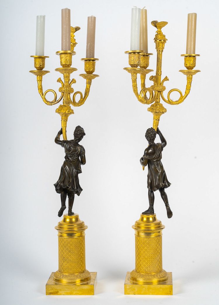 Paar bronzene Kandelaber, verziert mit antiken Figuren, Empire-Zeit, ca. 1805-1810