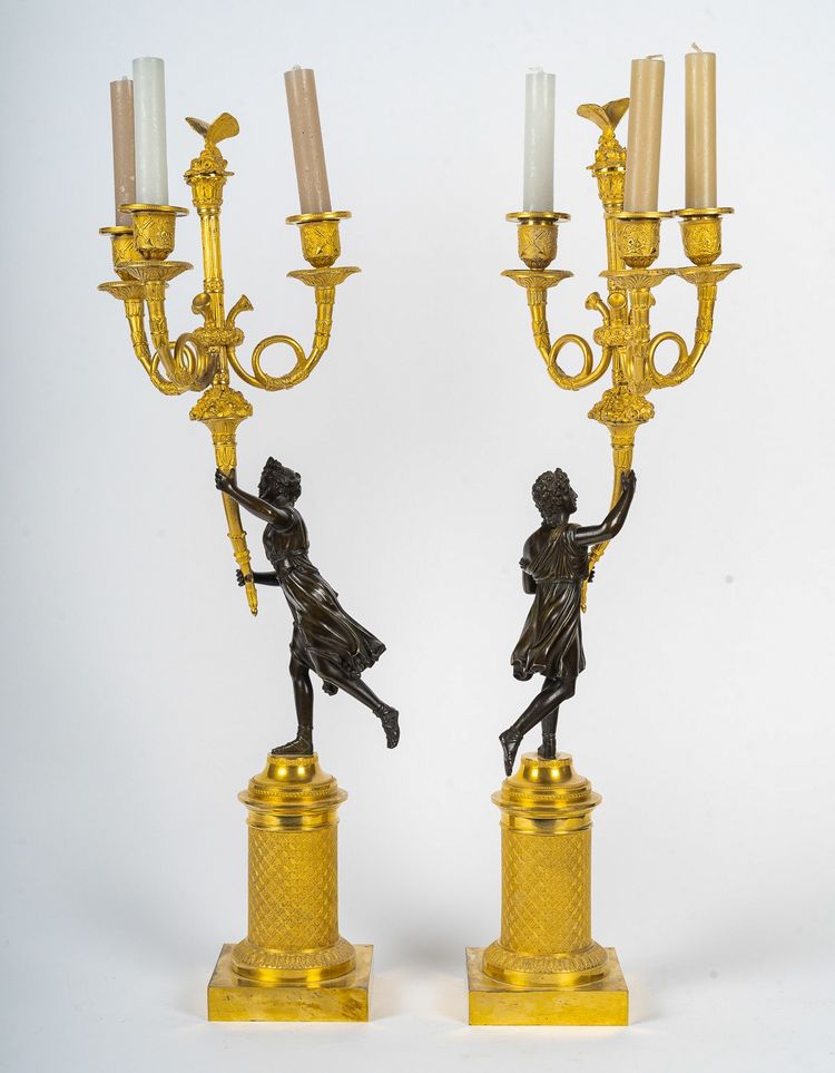 Paar bronzene Kandelaber, verziert mit antiken Figuren, Empire-Zeit, ca. 1805-1810