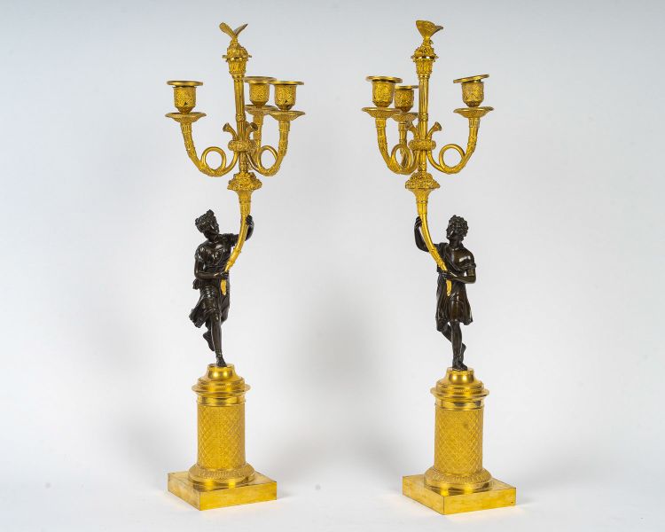 Paar bronzene Kandelaber, verziert mit antiken Figuren, Empire-Zeit, ca. 1805-1810