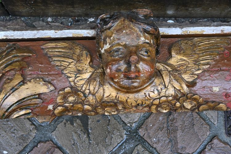 Beautiful carved wooden element with angel heads from the Louis XIV period of the 17th century